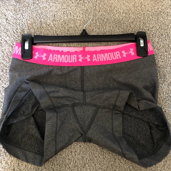 Medium gray and pink Under Armour compression shorts - Picture 3 of 3